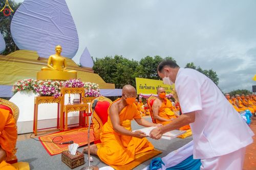 ภาพ No.50698:ประมวลภาพพิธีตักบาตร ณ วัดแม่แพ จ.แม่ฮ่องสอน เนื่องในวันธรรมชัย