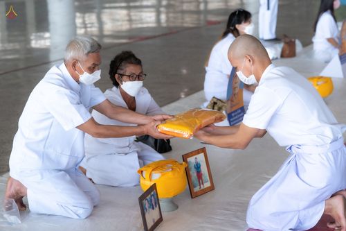 ภาพ No.44279:ประมวลภาพพิธีเวียนประทักษิณ, พิธีวันทาพระมหาธรรมกายเจดีย์ และพิธีขอขมารับผ้าไตร โครงการบวชภาคฤดูร้อน พ.ศ. 2565