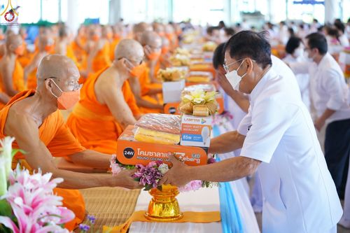 ภาพ No.48261:ประมวลภาพพิธีถวายผ้าอาบน้ำฝน และประทีปโคมไฟ เนื่องในวันอาสาฬหบูชา ประจำปี 2565