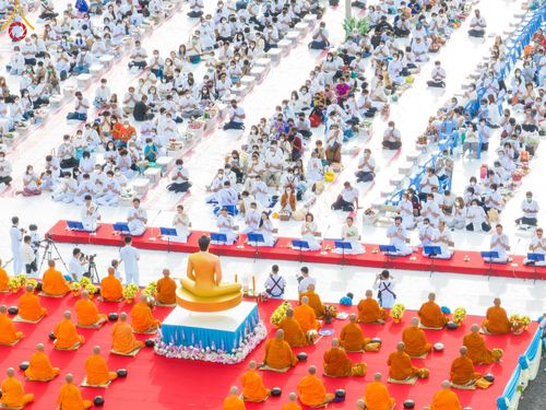 ภาพ No.49556:ประมวลภาพพิธีตักบาตรพระสงฆ์ 1,091 รูป เนื่องในวันแม่แห่งชาติ ณ ตลาดจัมโบ้ ชุดที่ 1