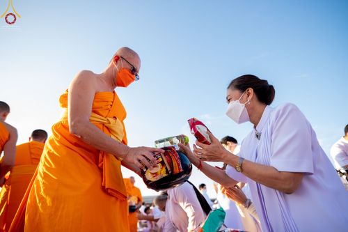 ภาพ No.68778:พิธีตักบาตรฉลองพระใหม่ วันที่ 1 มกราคม พ.ศ. 2566 ณ วัดพระธรรมกาย จ.ปทุมธานี