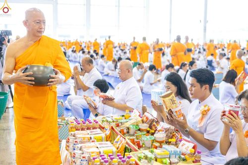 ภาพ No.345409:วันพฤหัสบดีที่ 27 สิงหาคม พ.ศ.2569 พิธีตักบาตรในวันธรรมชัย ณ สภาธรรมกายสากล วัดพระธรรมกาย ปทุมธานี