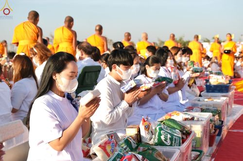 ภาพ No.74815:พิธีตักบาตรพระธรรมยาตราฯ ในโครงการธรรมยาตรากตัญญูบูชา มหาปูชนียาจารย์ พระมงคลเทพมุนี(สด จนฺทสโร) พระผู้ปราบมาร ปีที่ 11 ณ อนุสรณ์สถานลำดับที่ 5 สถานที่เผยแผ่วิชชาธรรมกายครั้งแรก อนุสรณ์สถานบางปลา วัดบางปลา อ.บางเลน จ.นครปฐม วันที่ 29 มกราคม พ.ศ. 2566