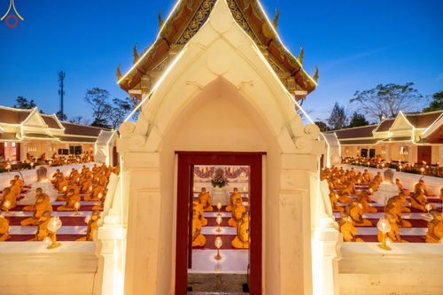 ภาพ No.73472:พิธีจุดประทีปถวายเป็นพุทธบูชา และบูชาธรรมมหาปูชนียาจารย์ ในโครงการธรรมยาตรากตัญญูบูชา มหาปูชนียาจารย์ พระมงคลเทพมุนี(สด จนฺทสโร) พระผู้ปราบมาร ปีที่ 11 ณ อนุสรณ์สถานลำดับที่ 4 สถานที่เกิดด้วยกายธรรม วัดโบสถ์ (บน) บางคูเวียง อ.บางกรวย จ.นนทบุรี วันที่ 21 