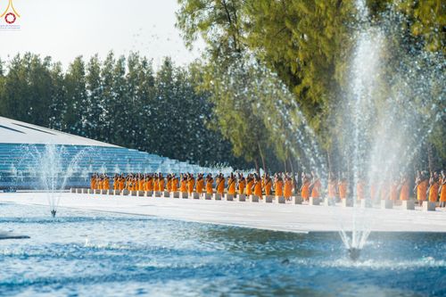 ภาพ No.281566:วันที่ 24 ธันวาคม พ.ศ.2568 พระธรรมยาตรา ปฏิบัติธรรม และถ่ายภาพหมู่ประวัติศาสตร์ ณ ลานหน้ามหาวิหารพระมงคลเทพมุนีฯ วัดพระธรรมกาย