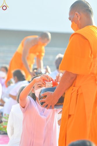 ภาพ No.70610:พิธีตักบาตรพระธรรมยาตราฯ ในโครงการธรรมยาตรากตัญญูบูชา มหาปูชนียาจารย์ พระมงคลเทพมุนี(สด จนฺทสโร) พระผู้ปราบมาร ปีที่ 11 ณ อนุสรณ์สถานลำดับที่ 2 สถานที่ตั้งมโนปณิธานบวชตลอดชีวิต อนุสรณ์สถานคลองบางนางแท่น อ.สามพราน จ.นครปฐม วันที่ 14 มกราคม พ.ศ. 2566