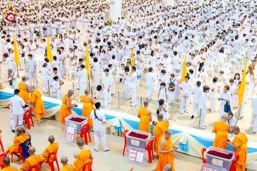 ภาพ No.338066:วันอาทิตย์ต้นเดือน 5 กรกฎาคม พ.ศ.2569 สัมมนาพิเศษ พิธีมอบพระของขวัญ ณ ห้องแก้วสารพัด1 วัดพระธรรมกาย