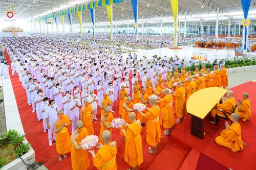 พิธีหล่อพระประธานเพื่อประดิษฐาน ณ ห้องแก้วสารพัดนึก 2 เนื่องในวันวิสาขบูชา วันเสาร์ที่ 3 มิถุนายน 2566 ณ วัดพระธรรมกาย จ.ปทุมธานี