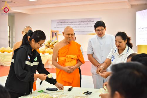 ภาพ No.327535:วันศุกร์ที่ 1 พฤษภาคม พ.ศ. 2569 รวมใจพสกนิกรชาวอำเภอคลองหลวง ประดิษฐ์ดอกไม้จันทน์ เพื่อใช้ในพิธีถวายดอกไม้จันทน์ในงานพระราชพิธีถวายพระเพลิงพระบรมศพ สมเด็จพระนางเจ้าสิริกิติ์ พระบรมราชินีนาถ พระบรมราชชนนีพันปีหลวง ณ วัดพระธรรมกาย