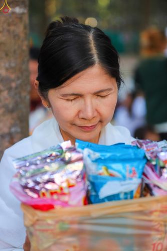 ภาพ No.289323:วันที่ 7 มกราคม พ.ศ. 2569 พิธีตักบาตรพระธรรมยาตรา ณ อนุสรณ์สถานลำดับที่ 1 สถานที่เกิดด้วยรูปกายเนื้อ อนุสรณ์สถานมหาวิหารพระมงคลเทพมุนี (โลตัสแลนด์) อ.สองพี่น้อง จ.สุพรรณบุรี ในโครงการธรรมยาตรา กตัญญูบูชา มหาปูชนียาจารย์ พระมงคลเทพมุนี(สด จนฺทสโร) พระผู้ป