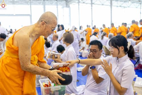 ภาพ No.337676:วันอาทิตย์ต้นเดือน 5 กรกฎาคม พ.ศ.2569 พิธีตักบาตรข้าวสารอาหารแห้ง  ณ บ้านแก้วเรือนทองคุณยายฯ วัดพระธรรมกาย