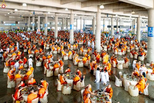 ภาพ No.323791:วันที่ 22 เมษายน พ.ศ.2569(วันคุ้มครองโลก) งานถวายมหาสังฆทาน 40,000 กว่าวัดทั่วประเทศ คณะสงฆ์ฉันภัตตาหารเพล