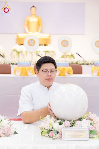 ภาพ No.294304:วันอาทิตย์ที่ 14 ธันวาคม พ.ศ.2568 พิธีเจริญพระพุทธมนต์สมโภชดวงแก้วลูกนิมิตเอก และดวงแก้วนิมิตปฏิบัติธรรม อัญเชิญประดิษฐาน  ณ วัดพระธรรมกายในประเทศสหรัฐอเมริกาและประเทศเยอรมนี 7 แห่ง ณ อาคารปลูกศรัทธา 2 วัดพระธรรมกาย