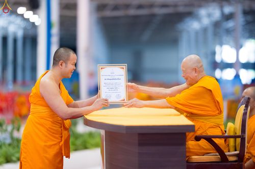 ภาพ No.339028:วันอาทิตย์ที่ 12 กรกฎาคม พ.ศ.2569 พิธีมุทิตาผู้สอบได้เปรียญธรรม ประโยค 1-2 ถึง ป.ธ.9 และ บ.ศ.1-2 ถึง บ.ศ.6 สำนักศาสนศึกษาวัดพระธรรมกาย ประจำปี 2569, พิธีมอบตราตั้งแต่งตั้งอาจารย์ใหญ่ สำนักศาสนศึกษาวัดพระธรรมกาย