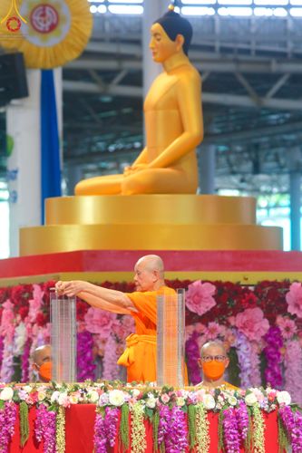 ภาพ No.83716:พิธีวางแผ่นจารึกชื่อและพิธีวางพวงมาลัยสักการะพระประธาน วันอาทิตย์ที่ 16 กรกฎาคม พ.ศ. 2566 ณ รัตนบัลลังก์ สภาธรรมกายสากล วัดพระธรรมกาย