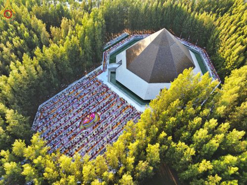 ภาพ No.105738:พิธีต้อนรับพระธรรมยาตรา ในโครงการธรรมยาตรากตัญญูบูชา มหาปูชนียาจารย์ พระมงคลเทพมุนี(สด จนฺทสโร) พระผู้ปราบมาร อนุสรณ์สถาน 7 แห่ง ปีที่ 12 วันที่ 3 มกราคม พ.ศ. 2567 ณ อนุสรณ์สถานโลตัสแลนด์ จ.สุพรรณบุรี