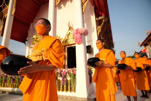 ภาพ No.72083:พิธีตักบาตรพระธรรมยาตราฯ ในโครงการธรรมยาตรากตัญญูบูชา มหาปูชนียาจารย์ พระมงคลเทพมุนี(สด จนฺทสโร) พระผู้ปราบมาร ปีที่ 11 ณ อนุสรณ์สถานลำดับที่ 3 สถานที่เกิดใหม่ในเพศสมณะ วัดสองพี่น้อง อ.สองพี่น้อง จ.สุพรรณบุรี วันที่ 18 มกราคม พ.ศ. 2566
