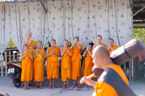 ภาพ No.290455:วันที่ 7 มกราคม พ.ศ. 2569 พิธีต้อนรับพระธรรมยาตรา ณ อนุสรณ์สถานลำดับที่ 2  สถานที่ตั้งมโนปณิธานบวชตลอดชีวิต อนุสรณ์สถานคลองบางนางแท่น (ภาพชุดที่ 2) อ.สามพราน จ.นครปฐม ในโครงการธรรมยาตรา กตัญญูบูชา มหาปูชนียาจารย์ พระมงคลเทพมุนี(สด จนฺทสโร) พระผู้ปราบมาร 