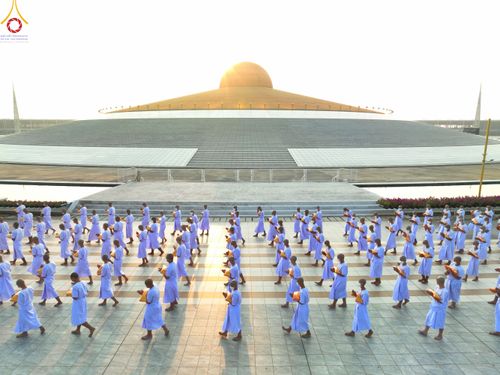 ภาพ No.79741:พิธีเวียนประทักษิณ ณ พระมหาธรรมกายเจดีย์ และพิธีวันทาเจดีย์ ในโครงการบรรพชาสามเณรฟื้นฟูพระพุทธศาสนาทั่วไทย วันเสาร์ที่ 8 เมษายน พ.ศ.2566