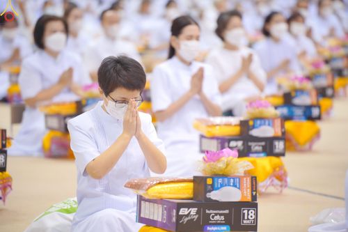 ภาพ No.84475:พิธีถวายผ้าอาบน้ำฝนและประทีปโคมไฟ ในวันอาสาฬหบูชา ณ ห้องแก้วสารพัดนึก 1 วัดพระธรรมกาย วันอังคารที่ 1 สิงหาคม พ.ศ. 2566