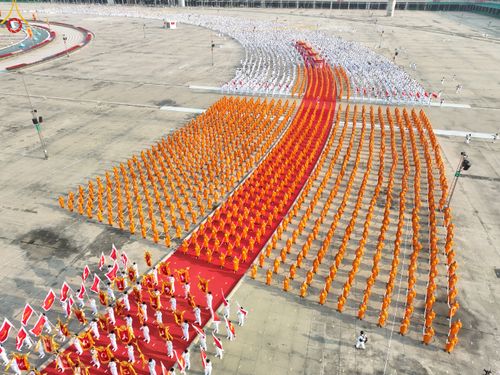 ภาพ No.79113:พิธีอัญเชิญองค์พระบรมพุทธเจ้า 24 องค์ เวียนประทักษิณรอบพระมหาธรรมกายเจดีย์ ณ วัดพระธรรมกาย  วันที่ 2 เมษายน พ.ศ. 2566