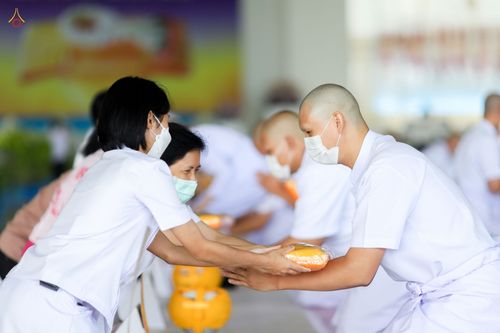 ภาพ No.44280:ประมวลภาพพิธีเวียนประทักษิณ, พิธีวันทาพระมหาธรรมกายเจดีย์ และพิธีขอขมารับผ้าไตร โครงการบวชภาคฤดูร้อน พ.ศ. 2565