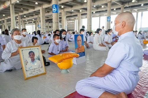 ภาพ No.47606:ประมวลภาพพิธีขอขมาและมอบผ้าไตร โครงการบรรพชาอุปสมบทหมู่ รุ่นเข้าพรรษา 2565