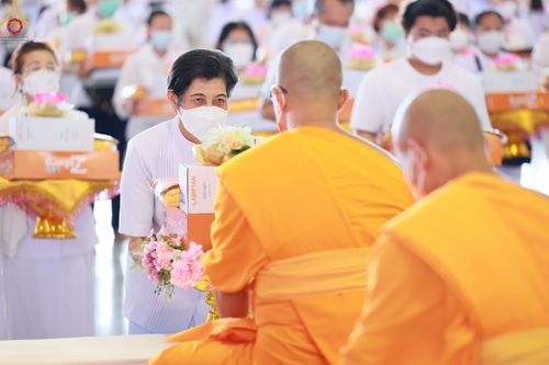 ภาพ No.48259:ประมวลภาพพิธีถวายผ้าอาบน้ำฝน และประทีปโคมไฟ เนื่องในวันอาสาฬหบูชา ประจำปี 2565