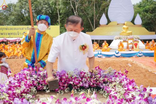 ภาพ No.50697:ประมวลภาพพิธีตักบาตร ณ วัดแม่แพ จ.แม่ฮ่องสอน เนื่องในวันธรรมชัย