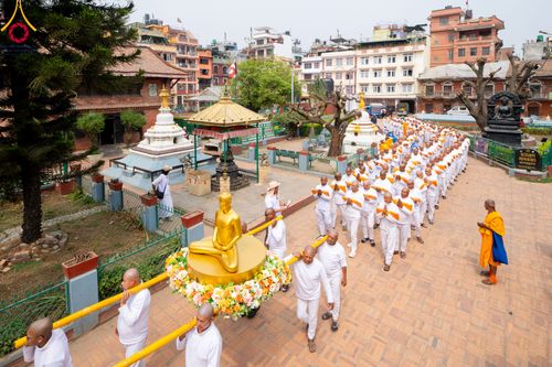 ภาพ No.313452:วันพฤหัสบดีที่ 12 มีนาคม พ.ศ. 2569 ขบวนแห่นาคธรรมทายาทในโครงการบรรพชาสามเณร 500 รูป  จาก นาคบาฮาล (Nagbahal) สู่จัตุรัสปาทัน (Patan Durbar Square) ประเทศเนปาล