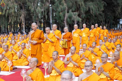 ภาพ No.290039:วันที่ 6 มกราคม พ.ศ. 2569 พิธีจุดประทีปถวายเป็นพุทธบูชา และบูชาธรรมมหาปูชนียาจารย์ (ภาพชุดที่ 2) ณ อนุสรณ์สถานมหาวิหารพระมงคลเทพมุนี (โลตัสแลนด์) อ.สองพี่น้อง จ.สุพรรณบุรี ในโครงการธรรมยาตรา กตัญญูบูชา มหาปูชนียาจารย์ พระมงคลเทพมุนี(สด จนฺทสโร) พระผู้ปรา