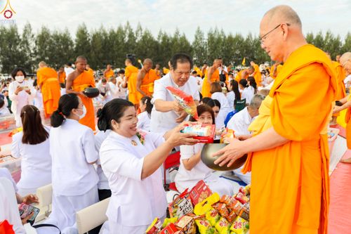 ภาพ No.302667:วันที่ 24 มกราคม พ.ศ. 2569 พิธีตักบาตรพระธรรมยาตรา(ภาพชุดที่ 2) ณ อนุสรณ์สถานลำดับที่ 5 สถานที่เผยแผ่วิชชาธรรมกายครั้งแรก อนุสรณ์สถานบางปลา วัดบางปลา อำเภอบางเลน จังหวัดนครปฐม ในโครงการธรรมยาตรา กตัญญูบูชา มหาปูชนียาจารย์ พระมงคลเทพมุนี(สด จนฺทสโร) พระผู