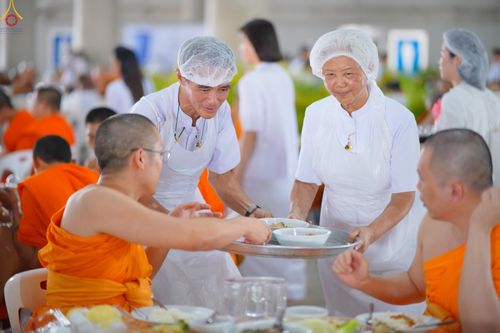 ภาพ No.325857:วันที่ 22 เมษายน พ.ศ.2569(วันคุ้มครองโลก) งานถวายมหาสังฆทาน 40,000 กว่าวัดทั่วประเทศ เจ้าหน้าที่ สาธุชน ร่วมใจจัดเตรียมภัตตาหารเพล (ชุด 2)