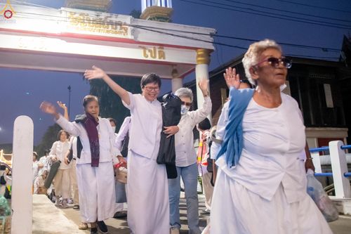 ภาพ No.297221:วันที่ 17 มกราคม พ.ศ. 2569 พิธีจุดประทีปถวายเป็นพุทธบูชา และบูชาธรรมมหาปูชนียาจารย์ (ภาพชุดที่ 2) ณ วัดโบสถ์บน ต.บางคูเวียง จ.นนทบุรี อนุสรณ์สถานลำดับที่ 4 สถานที่เกิดด้วยกายธรรม ในโครงการธรรมยาตรา กตัญญูบูชา มหาปูชนียาจารย์ พระมงคลเทพมุนี(สด จนฺทสโร) พร