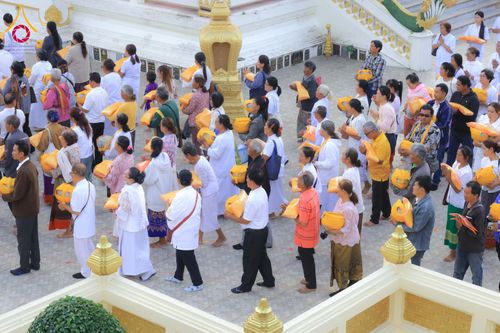 ภาพ No.278557:วันอาทิตย์ที่ 14 ธันวาคม พ.ศ.2568  พิธีเวียนประทักษิณ พิธีวันทาสีมาพระประธาน โครงการบวชบูชาธรรมมหาปูชนียาจารย์ ของศูนย์ปฏิบัติธรรมบุรีรัมย์ ณ วัดกลาง พระอารามหลวง จังหวัดบุรีรัมย์