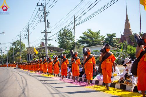 ภาพ No.106127:พิธีต้อนรับพระธรรมยาตรา ชุด 2 ในโครงการธรรมยาตรากตัญญูบูชา มหาปูชนียาจารย์  พระมงคลเทพมุนี(สด จนฺทสโร) พระผู้ปราบมาร  อนุสรณ์สถาน 7 แห่ง ปีที่ 12  วันที่ 3 มกราคม พ.ศ. 2567  ณ อนุสรณ์สถานโลตัสแลนด์ จ.สุพรรณบุรี