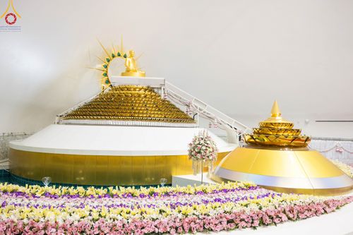ภาพ No.89233:พิธีประดิษฐานรูปหล่อทองคำ  คุณยายอาจารย์มหารัตนอุบาสิกาจันทร์ ขนนกยูง ภายในมหาวิหารคุณยายอาจารย์ฯ เนื่องในวันครูผู้ค้นพบวิชชาธรรมกาย วันศุกร์ที่ 29 กันยายน พ.ศ. 2566 ณ วัดพระธรรมกาย จ.ปทุมธานี