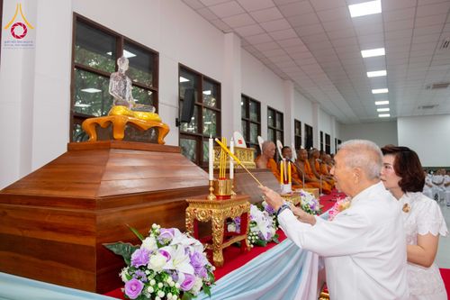 ภาพ No.316194:วันเสาร์ที่ 28 มีนาคม พ.ศ. 2569 พิธีบำเพ็ญกุศล คุณพ่อณรงค์ จินตมากุล  สิริอายุ 99 ปี 11 เดือน โยมบิดา พระครูปลัดรัตนวีรวัฒน์ (รังสฤษดิ์ อิทฺธิจินตโก) ที่ปรึกษาเจ้าคณะจังหวัดปทุมธานี เจ้าอาวาสวัดพระธรรมกาย  ณ ห้องปลูกศรัทธา 2 วัดพระธรรมกาย ปทุมธานี