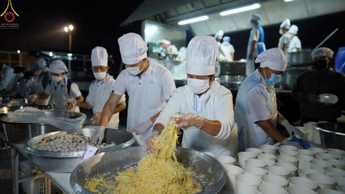 ภาพ No.74371:พิธีถวายภัตตาหารเป็นสังฆทาน แด่คณะพระธรรมยาตราฯ ในโครงการธรรมยาตรากตัญญูบูชา มหาปูชนียาจารย์ พระมงคลเทพมุนี(สด จนฺทสโร) พระผู้ปราบมาร อนุสรณ์สถาน 7 แห่ง ปีที่ 11 วันที่ 26 มกราคม พ.ศ. 2566