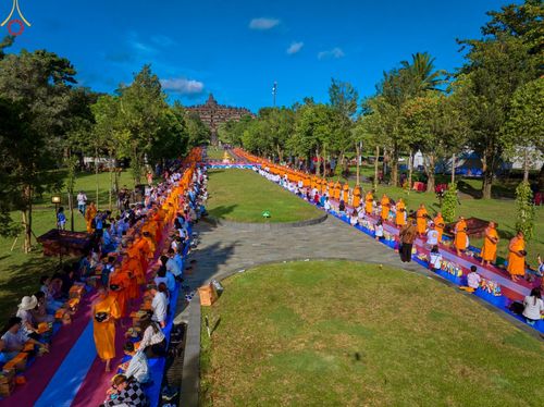 ภาพ No.68360:พิธีตักบาตร ณ พระมหาเจดีย์บรมพุทโธ ประเทศอินโดนีเซีย วันที่ 18 ธันวาคม พ.ศ. 2565