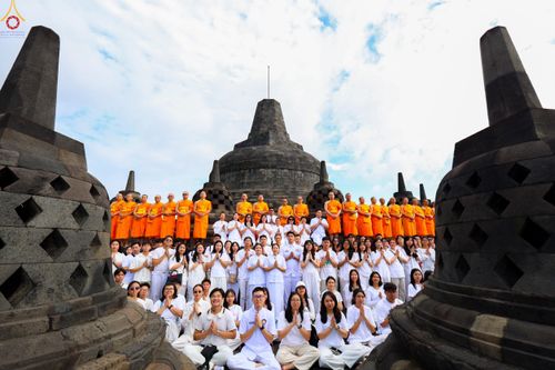ภาพ No.330053:วันที่ 27-29 พฤษภาคม พ.ศ.2569 MBMI Tangerang (Majelis Agama Buddha Mahanikaya) ได้มีการเตรียมงานเพื่อจัดงานวิสาขบูชานานาชาติ  ชึ่งในงานจะมีการจุดประทีปโคมลาน โคมลอย กว่า 20,000 ดวง  เพื่อน้อมถวายเป็นพุทธบูชา และเพื่อเป็นการกระชับสัมพันธมิตรภาพ