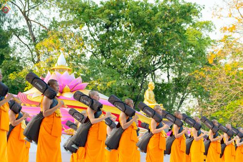 ภาพ No.281659:วันที่ 24 ธันวาคม พ.ศ.2568 พระธรรมยาตรา ปฏิบัติธรรม และถ่ายภาพหมู่ประวัติศาสตร์ ณ ลานหน้ามหาวิหารพระมงคลเทพมุนีฯ วัดพระธรรมกาย