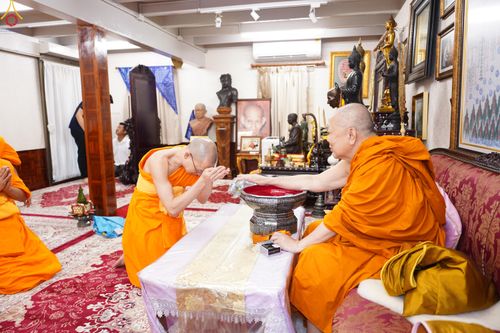 ภาพ No.286250:วันที่ 12 กรกฎาคม พศ.2568 (แรม 2 ค่ำ เดือน 8) พระภิกษุวัดพระธรรมกาย ทำวัตรพระผู้ใหญ่ เนื่องในวันเข้าพรรษา