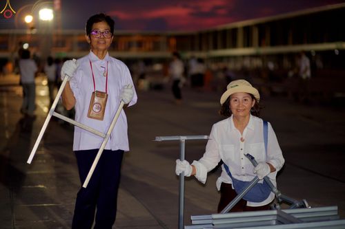 ภาพ No.326943:วันที่ 1 พฤษภาคม พ.ศ.2569 พระภิกษุ สามเณร เจ้าหน้าที่ สาธุชน ร่วมกันเก็บงาน ณ ลานธรรม วัดพระธรรมกาย