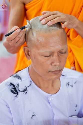 ภาพ No.65666:พิธีปลงผมและพิธีขอขมา มอบบาตรกับผ้าไตร ในโครงการอุปสมบทบูชาธรรม มหาปูชนียาจารย์ประจำปี 2565 ณ ศูนย์ปฎิบัติธรรมสมุทรปราการ(บางบ่อ)  วันอาทิตย์ที่ 20 พฤศจิกายน พ.ศ. 2565