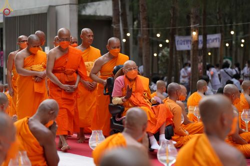 ภาพ No.69434:พิธีจุดประทีปถวายเป็นพุทธบูชา และบูชาธรรมมหาปูชนียาจารย์ ในโครงการธรรมยาตรากตัญญูบูชา มหาปูชนียาจารย์ พระมงคลเทพมุนี(สด จนฺทสโร) พระผู้ปราบมาร ปีที่ 11 ณ อนุสรณ์สถานมหาวิหารพระมงคลเทพมุนี อ.สองพี่น้อง จ.สุพรรณบุรี