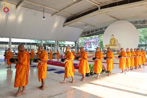 ภาพ No.322923:วันอาทิตย์ที่ 19 เมษายน พ.ศ. 2569 ตักบาตรฉลองพระใหม่ โครงการบรรพชาและอุปสมบทหมู่ รุ่นบูชาธรรม 82 ปี หลวงพ่อธัมมชโย ณ อาคารโถงช้าง สำนักงานใหญ่