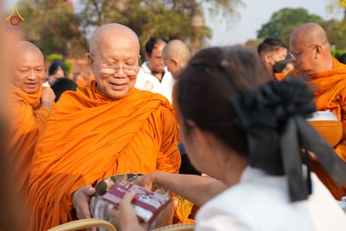 ภาพ No.318111:วันเสาร์ที่ 4 เมษายน พ.ศ. 2569 งานทำบุญเมืองใจกลางอยุธยา  ตักบาตรพระ 1,109 รูป ณ ถนนชีกุน หน้าวัดมหาธาตุ และวัดราชบูรณะ