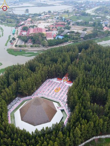 ภาพ No.69575:พิธีตักบาตรพระธรรมยาตราฯ ในโครงการธรรมยาตรากตัญญูบูชา มหาปูชนียาจารย์ พระมงคลเทพมุนี(สด จนฺทสโร) พระผู้ปราบมาร ปีที่ 11 ณ อนุสรณ์สถานลำดับที่ 1 สถานที่เกิดด้วยรูปกายเนื้อ อนุสรณ์สถานมหาวิหารพระมงคลเทพมุนี อ.สองพี่น้อง จ.สุพรรณบุรี