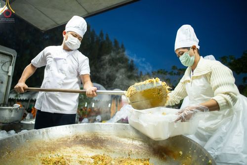 ภาพ No.69823:พิธีถวายภัตตาหารเป็นสังฆทาน แด่คณะพระธรรมยาตราฯ ในโครงการธรรมยาตราฯ ปีที่ 11 ณ อนุสรณ์สถานมหาวิหารพระมงคลเทพมุนี อ.สองพี่น้อง จ.สุพรรณบุรี วันที่ 7 มกราคม พ.ศ. 2566